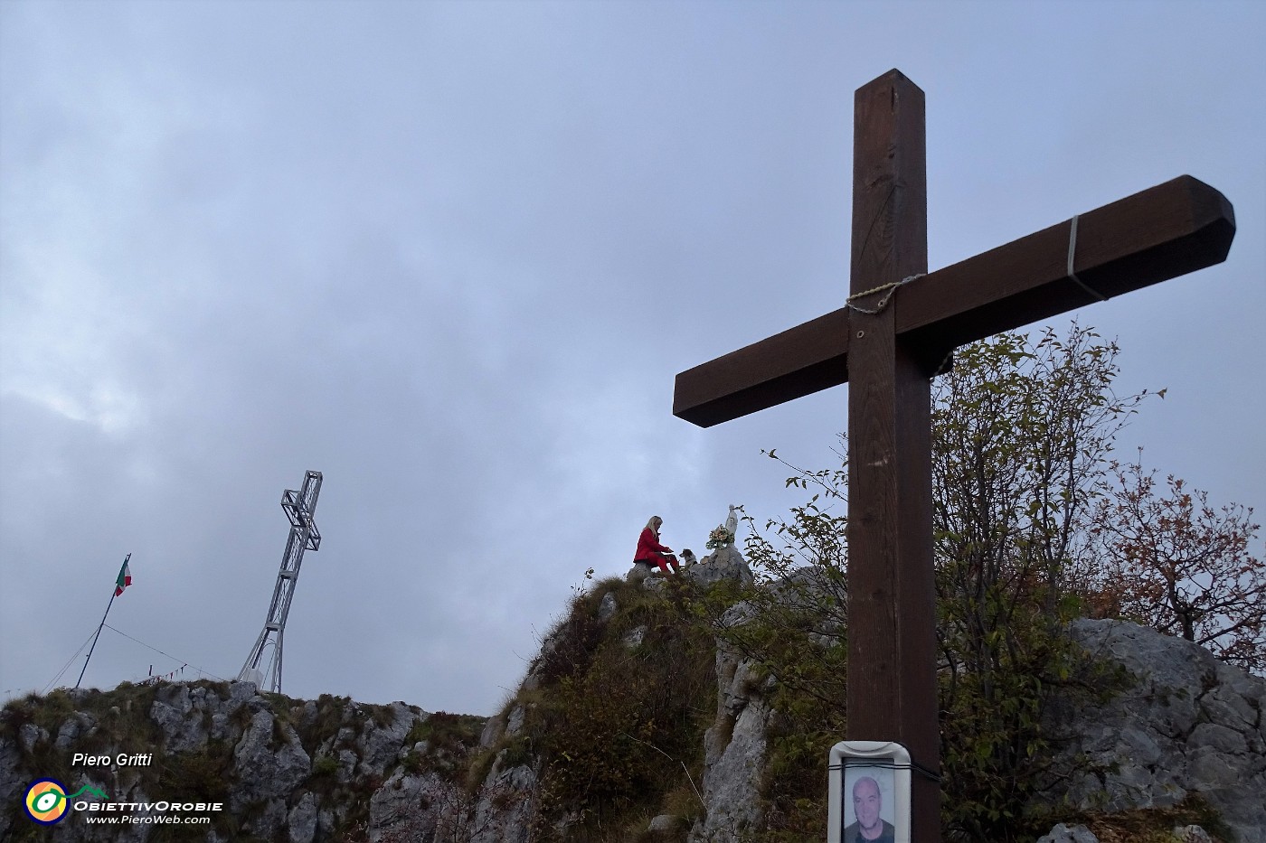 69 Croce lignea in basso, Madonnina sopra, nuova croce metallica in alto .JPG